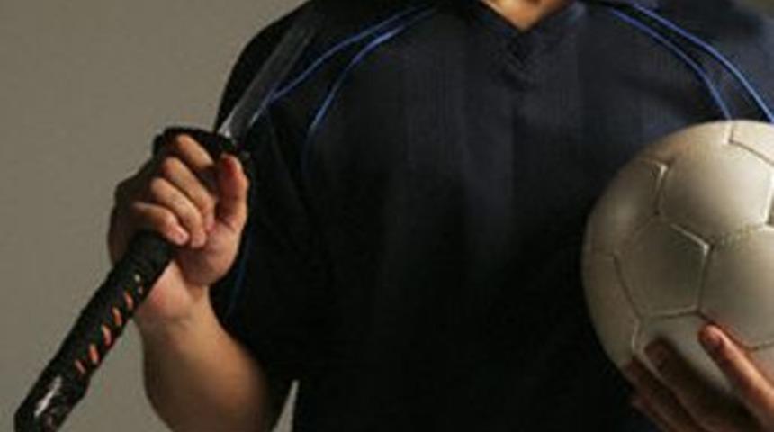 Oyundan atıldı kılı&ccedil;la d&ouml;nd&uuml;