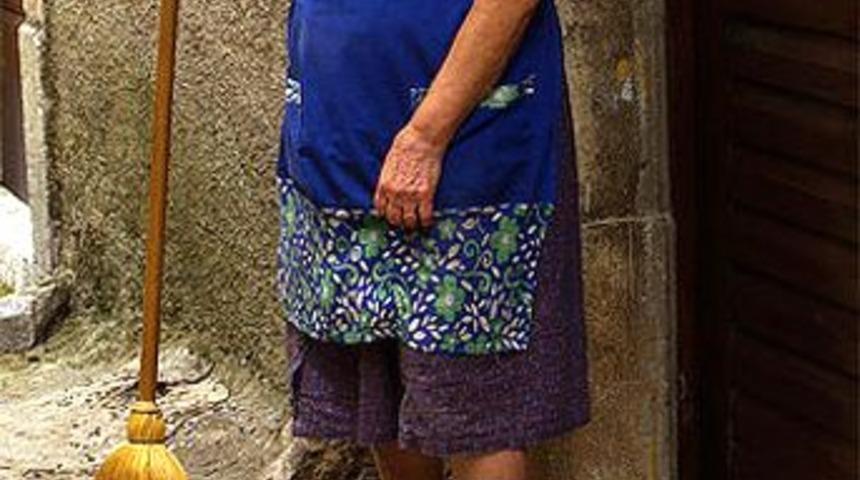 Işığı s&ouml;nd&uuml;rmeyen kocasını d&ouml;vd&uuml;