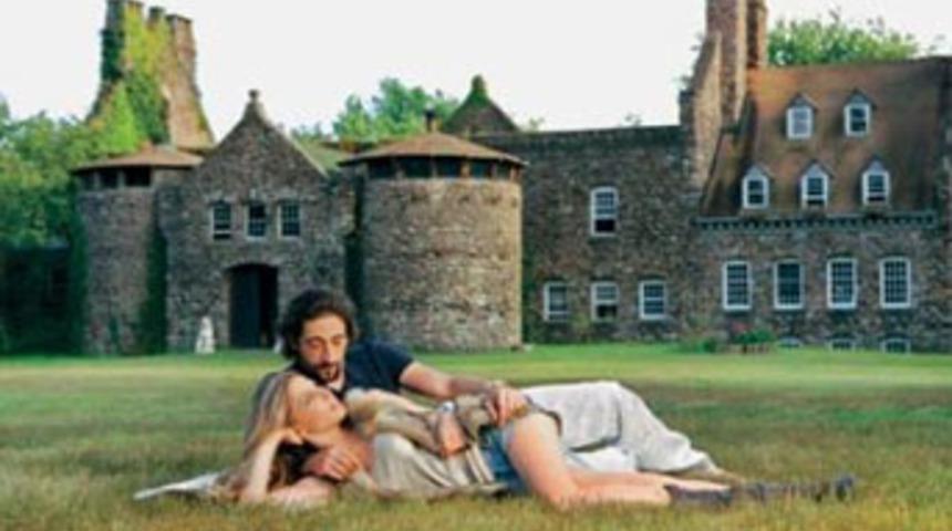 &Uuml;nl&uuml; oyuncu sevgilisini 1 hafta kalesine kapadı!