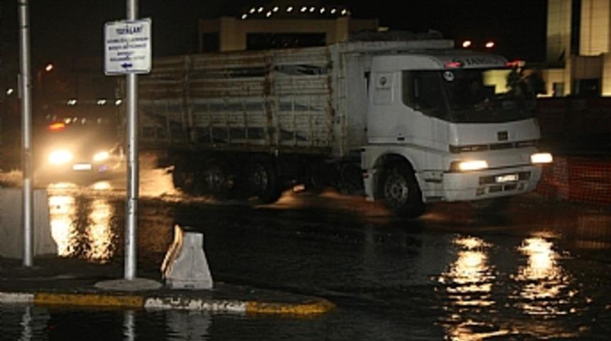 Patlayan su borusu D-100 karayolunda trafiği aksattı