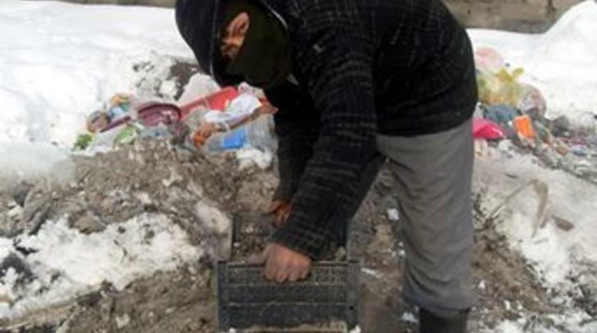 Ekmeğini çöpten kazanan çocuğun hayali 