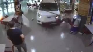 Otobüs terminalinde faciadan dönüldü! Korku dolu anlar kamerada