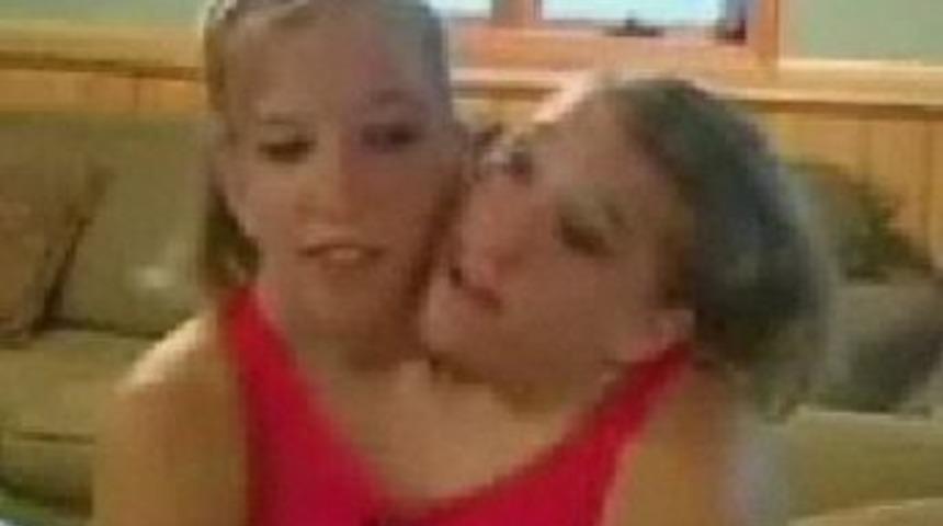 Tek bedende iki kız