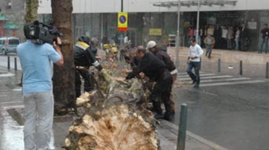 İstanbul'da fırtına yarın da etkili olacak