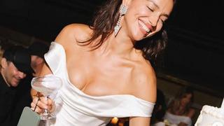 Irina Shayk kayalıklara tırmanıp üstünü çıkardı! Pozları olay oldu