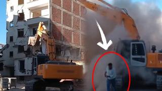Hasarlı bina tek dokunuşla yıkıldı, operatör kepçeyi bırakıp böyle kaçtı!