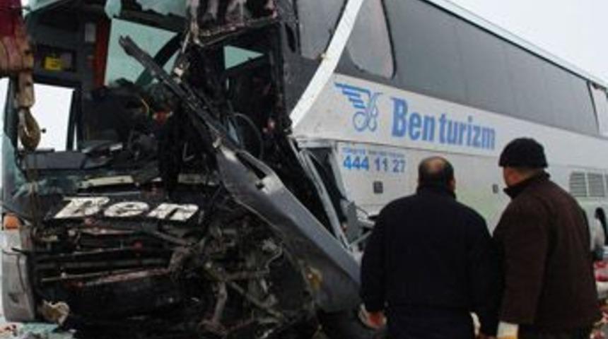 Yolcu otob&uuml;s&uuml; ile kamyon &ccedil;arpıştı