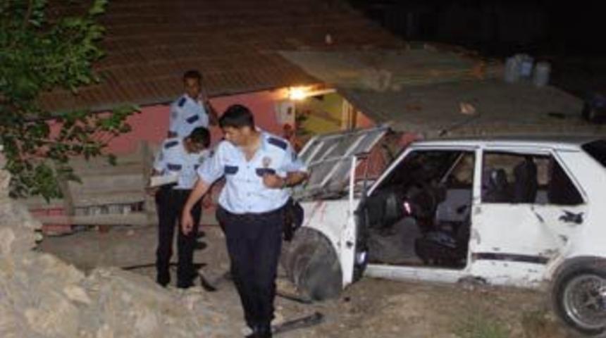 Alkoll&uuml; s&uuml;r&uuml;c&uuml;, otomobille evin bah&ccedil;esine u&ccedil;tu