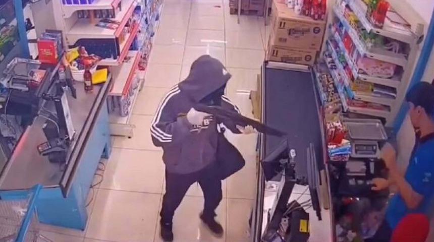 Acemi hırsızlar iş başında... Marketi soydu, kaçarken tüfekle kendini vurdu! Soygun anları kamerada