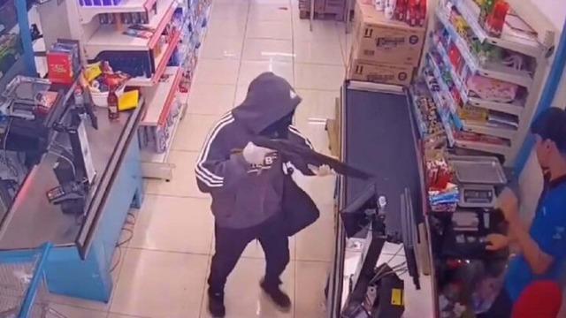 Acemi hırsızlar iş başında... Marketi soydu, kaçarken tüfekle kendini vurdu! Soygun anları kamerada