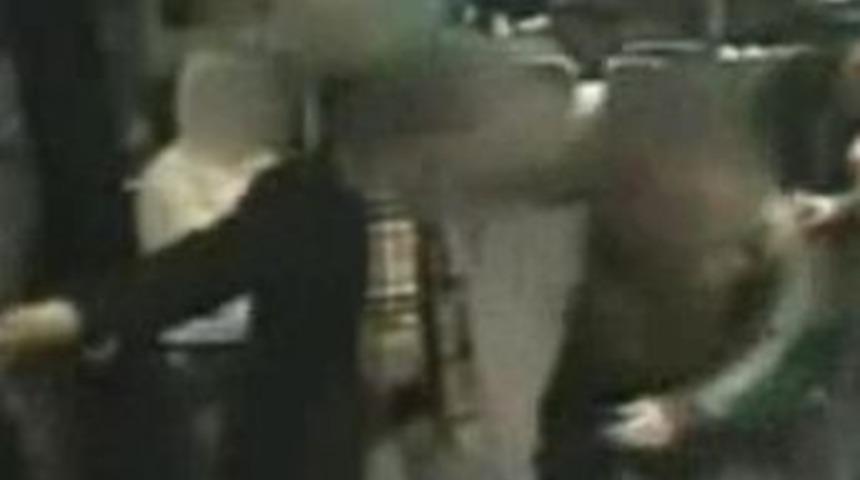 Otob&uuml;ste ırk&ccedil;ı saldırı