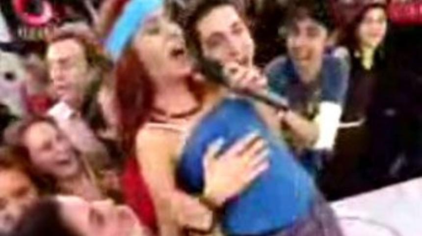 Yıldız Tilbe'ye canlı yayında taciz!
