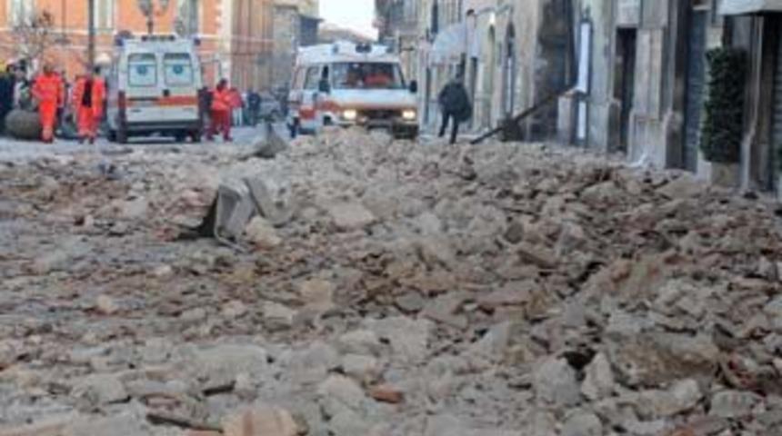 İtalya'da deprem: 15 bin bina hasarlı