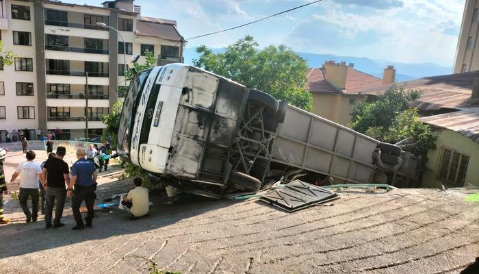 Karaman’da feci kaza! Tur otobüsü, evin bahçesine devrildi: 24 yaralı