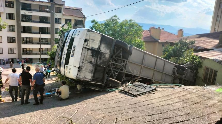 Karaman'da feci kaza! Tur otobüsü, evin bahçesine devrildi: 24 yaralı