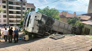 Karaman'da feci kaza! Tur otobüsü, evin bahçesine devrildi: 24 yaralı