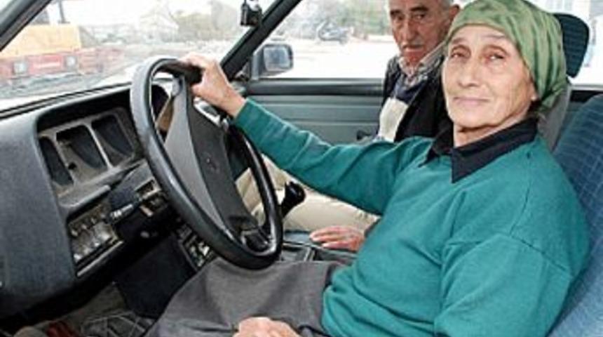 70'lik ninenin araba tutkusu