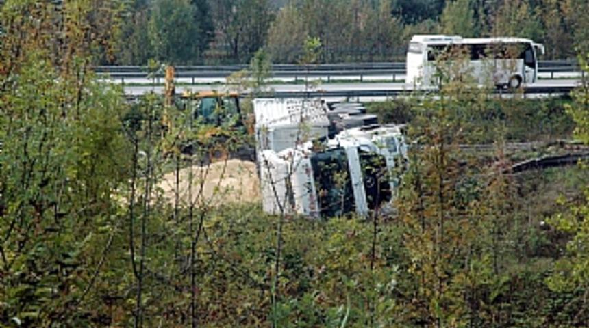 Alkoll&uuml; s&uuml;r&uuml;c&uuml; TIR'ı devirdi
