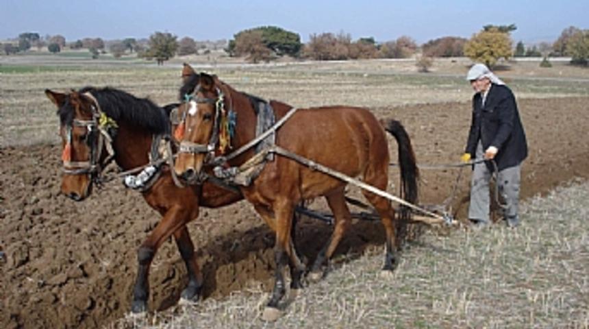 75 yaşındaki &ccedil;ift&ccedil;i teknolojiye direniyor