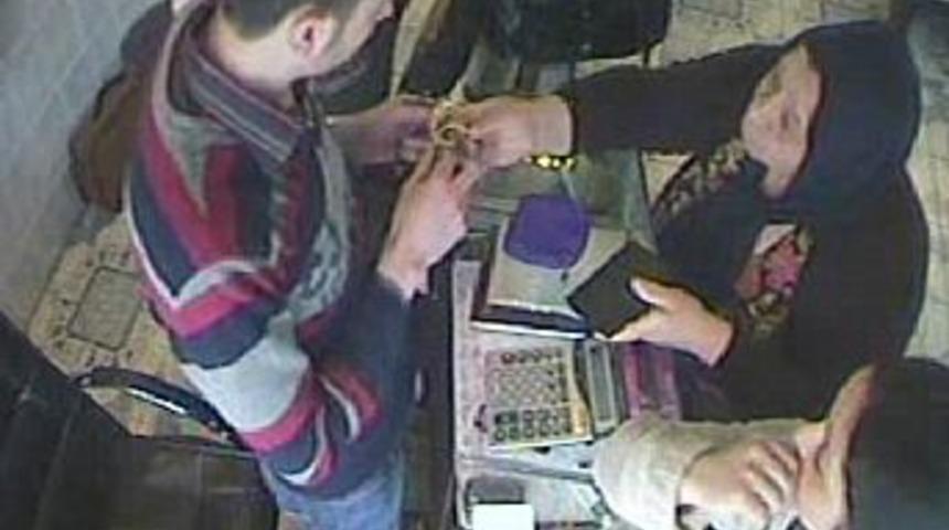 Altın hırsızı kadınlar g&uuml;venlik kamerasında