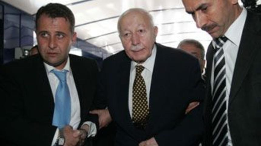Eski&nbsp;Başbakanlardan Erbakan, İran'da