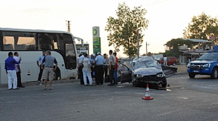 Tur otob&uuml;s&uuml; ile otomobil &ccedil;arpıştı: 3 &ouml;l&uuml; 