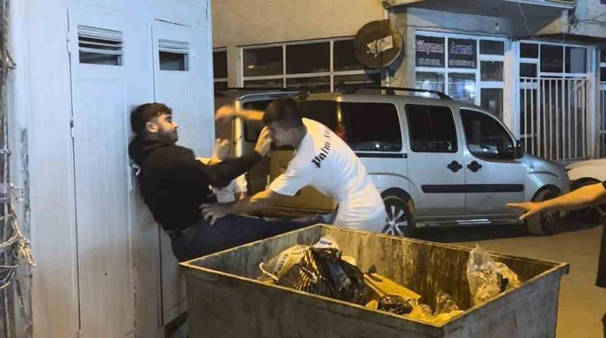 Zonguldak’ta iki grup arasında yumruklu kavga cep telefonu kamerasında