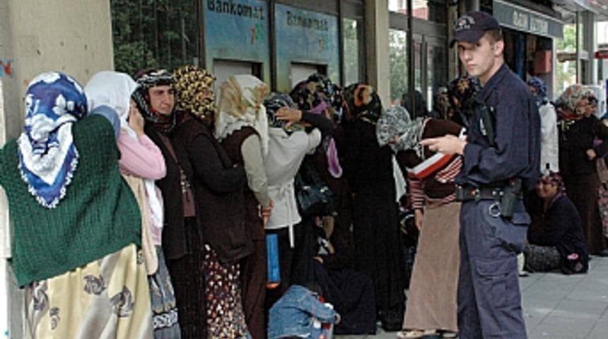 Yardım kuyruğunda d&uuml;ş&uuml;nd&uuml;ren manzaralar