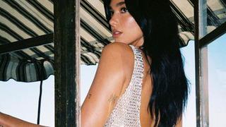 Dua Lipa mini şortuyla poz verdi! Giymesen de olurdu
