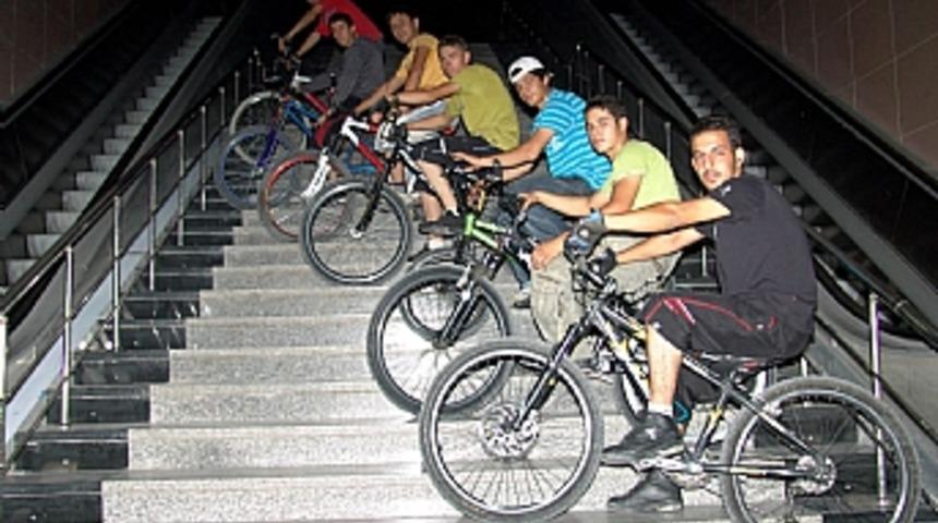 G&uuml;nd&uuml;z &ccedil;alışıp, gece pedal &ccedil;eviriyorlar