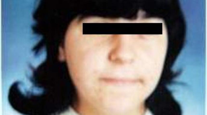 Anne bebeğini &ccedil;&ouml;p kutusuna attı