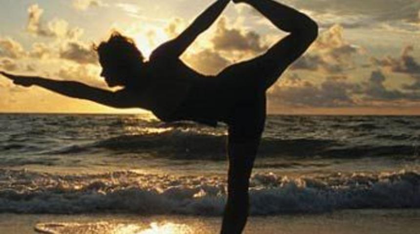 Plajda &ccedil;ıplak yoga paniği!