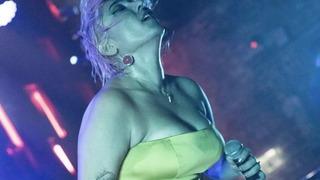 Şarkıcı Kalben sahnede kendinden geçti! Hırslı kekim bu ne hal?