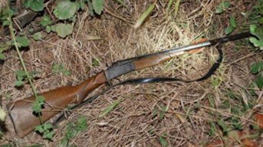 Telefonla konuşurken kendini vurdu