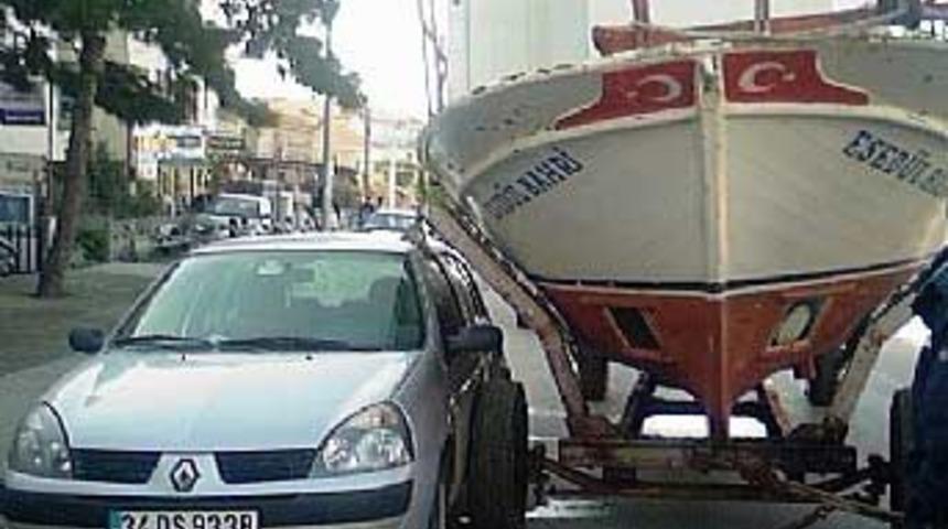 Arabanın &uuml;zerine tekne kondu