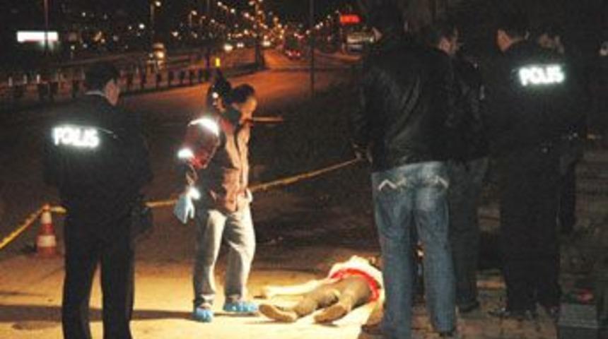 K&uuml;&ccedil;&uuml;k&ccedil;ekmece'de bir travesti bı&ccedil;aklanarak &ouml;ld&uuml;r&uuml;ld&uuml;