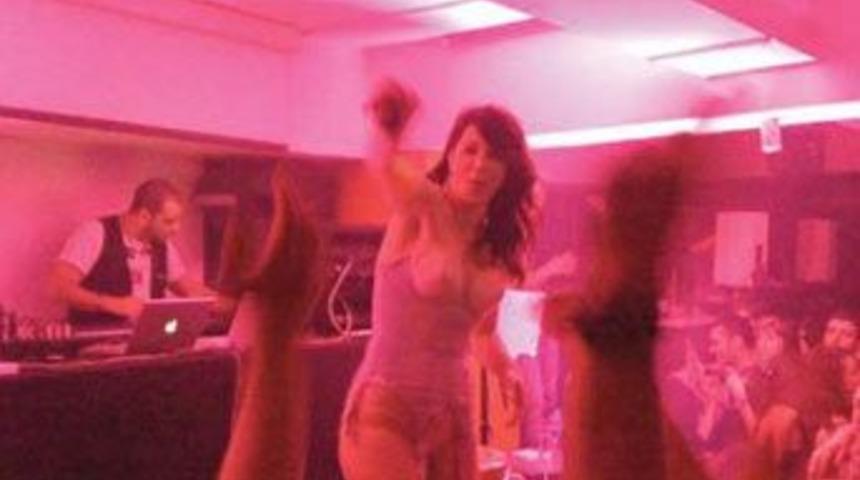 Hande'den i&ccedil; &ccedil;amaşırlı konser