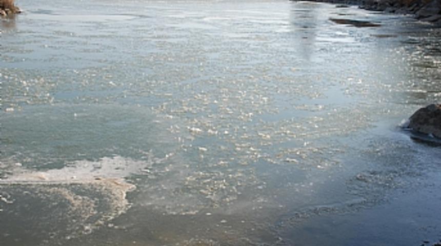 Murat nehri buzla kaplandı