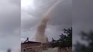 Kayseri'de hortum! O anlar saniye saniye görüntülendi