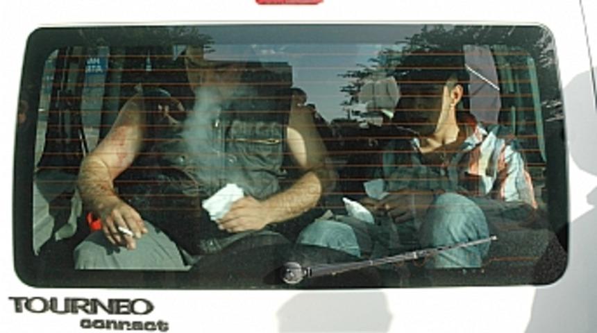 Bedava k&ouml;m&uuml;r dağıtımında bı&ccedil;aklı kavga: 4 yaralı