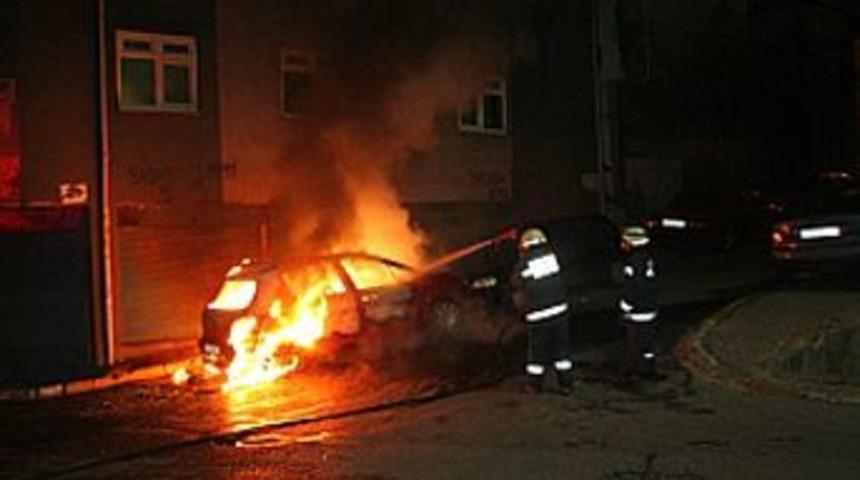 Okmeydanı'nda bir otomobil kundaklandı