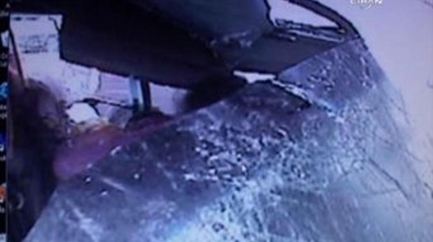 Minib&uuml;s kazası g&uuml;venlik kamerası tarafından g&ouml;r&uuml;nt&uuml;lendi