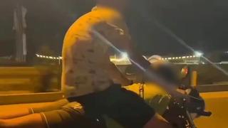 Pes dedirten görüntüler! Arkadaşını üzerine oturtup motosiklet kullandı