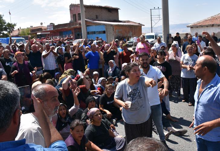 Batuhan Ersay feci kazada hayatını kaybetmişti! Yakınları kara yolunu kapattı, acılı babadan kahreden sözler: 'Eşimi yaşamaya nasıl ikna edeceğim?'
