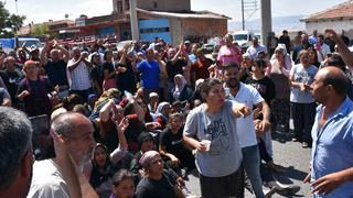 Batuhan Ersay feci kazada hayatını kaybetmişti! Yakınları kara yolunu kapattı, acılı babadan kahreden sözler: 'Eşimi yaşamaya nasıl ikna edeceğim?'