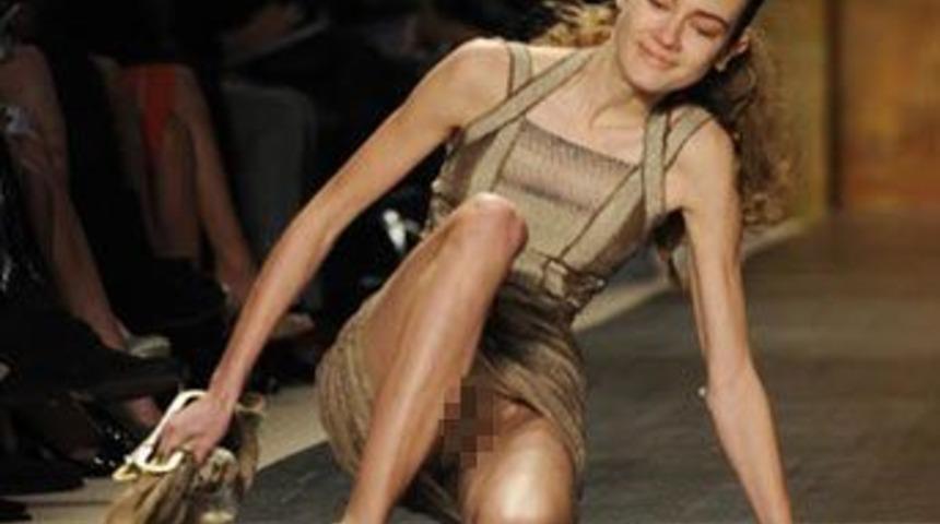 Podyumda talihsiz kaza