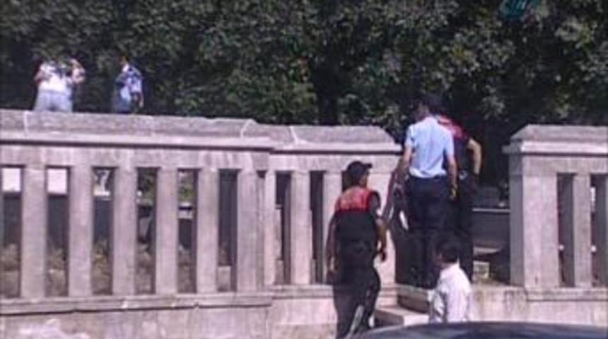Karacaahmet Mezarlığı'nda bomba bulundu