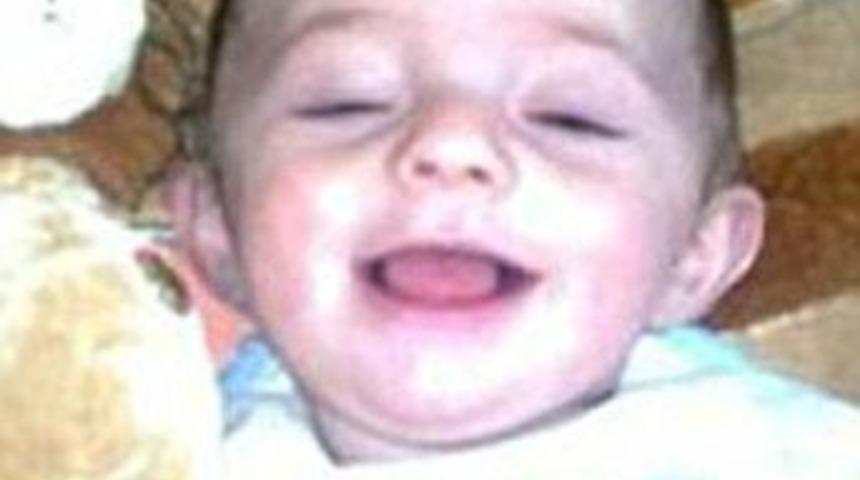 Oyuncağa takıldı bebeğini &ouml;ld&uuml;rd&uuml;