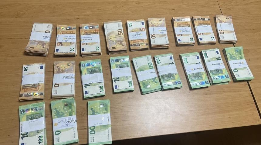 Araçta bulunan 155 bin Euro komşu gümrüğüne takıldı