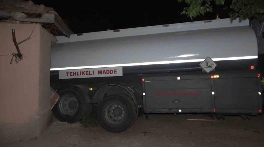 Faciadan dönüldü: Park ettiği akaryakıt tankeri evini yıktı